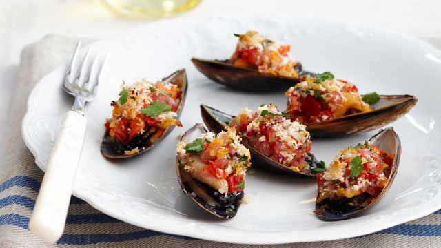 Grilled Mussels with Tomatillo and Cilantro Sauce - Mexican Recipe